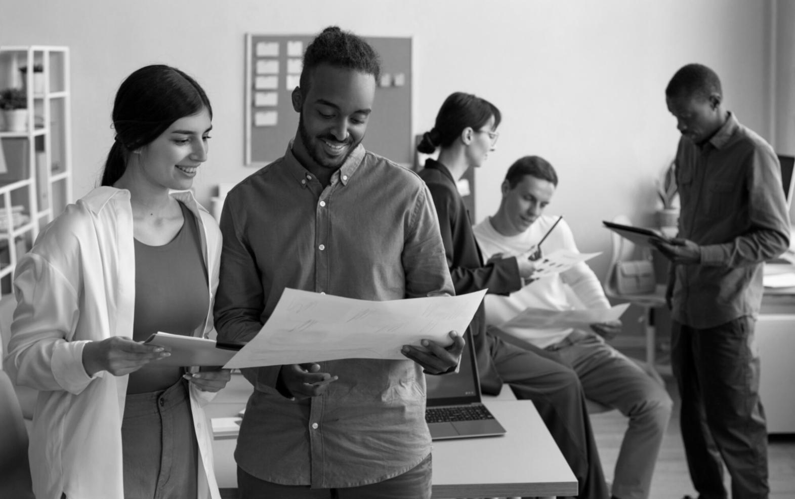 Équipe de professionnels célébrant un succès de négociation